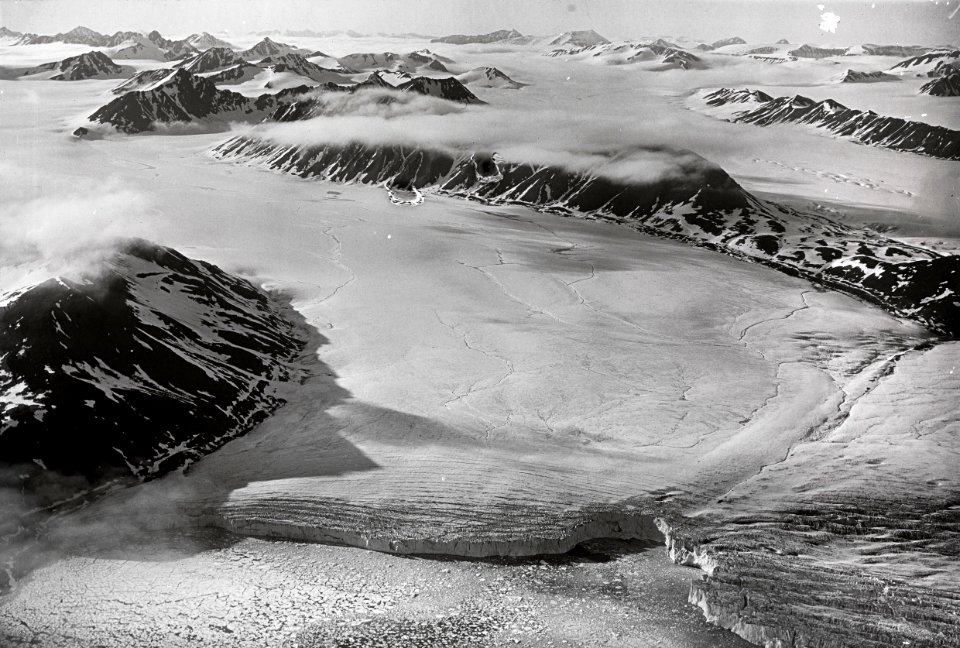 ETH-BIB-Konowgletscher mit Lövenkioldplateau von Süd-Westen aus 1200 m Höhe-Spitzbergenflug 1923-LBS MH02-01-0012