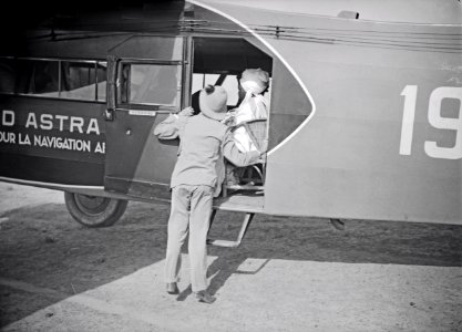 ETH-BIB-König von Kano im Flugzeug-Tschadseeflug 1930-31-LBS MH02-08-0730
