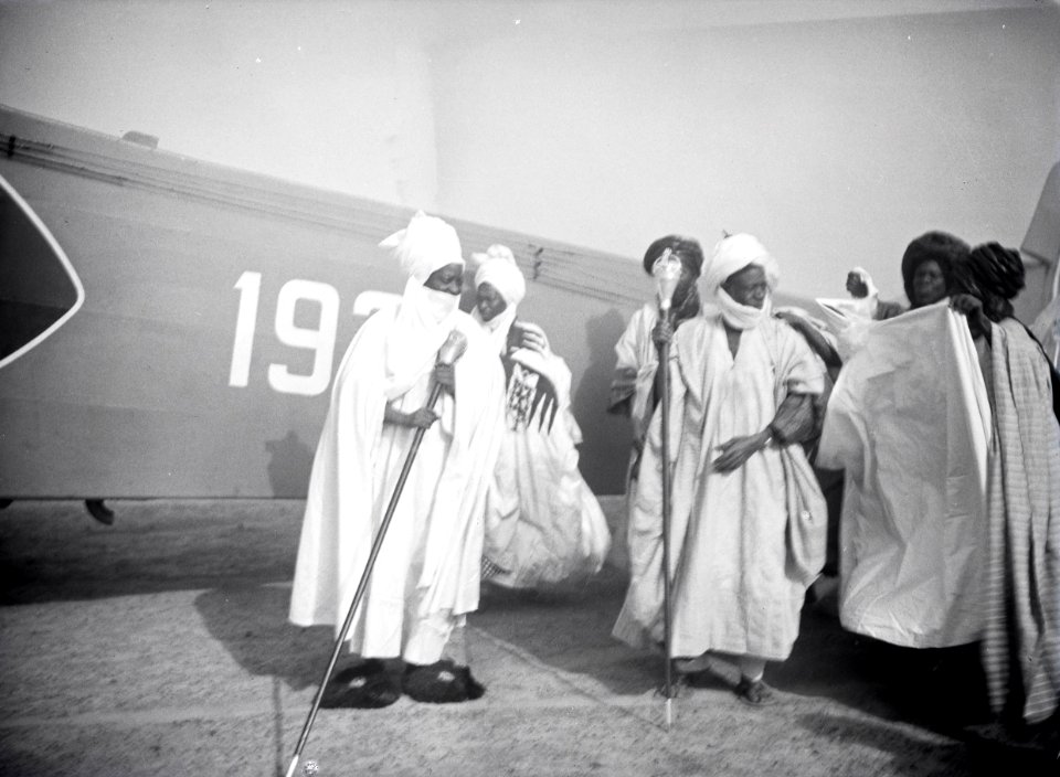 ETH-BIB-König von Kano nach dem Fluge-Tschadseeflug 1930-31-LBS MH02-08-0725