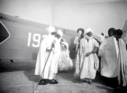 ETH-BIB-König von Kano nach dem Fluge-Tschadseeflug 1930-31-LBS MH02-08-0725