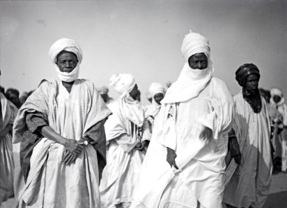 ETH-BIB-König und Gruppe von Männern in Kano-Tschadseeflug 1930-31-LBS MH02-08-0781