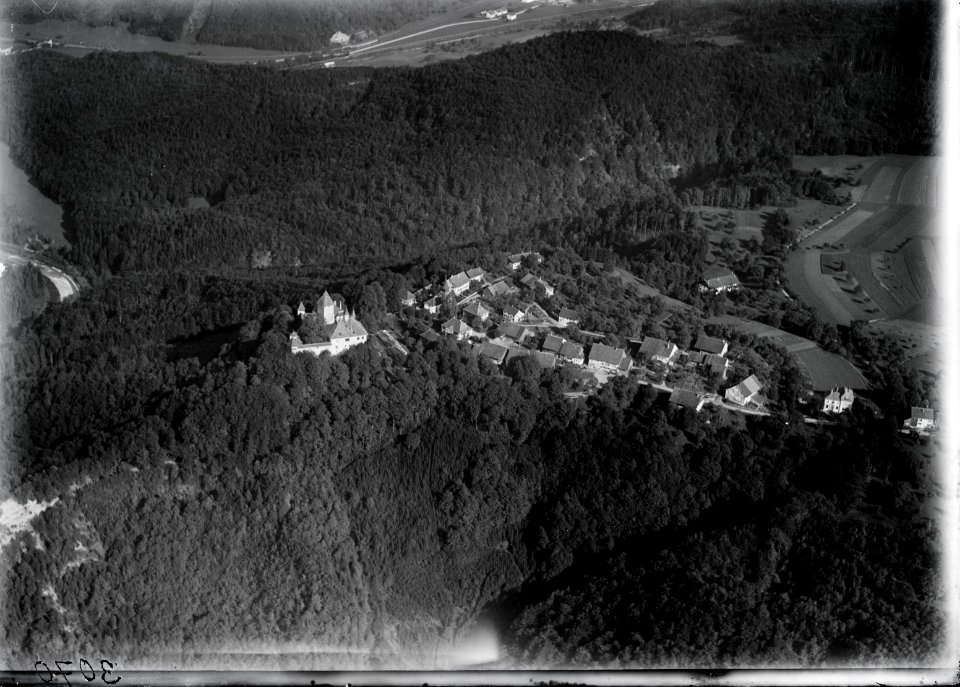 ETH-BIB-Kyburg mit Dorf aus 500 m-Inlandflüge-LBS MH01-003070