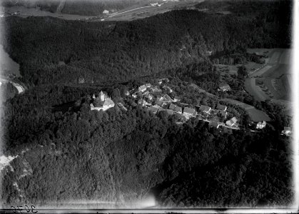 ETH-BIB-Kyburg mit Dorf aus 500 m-Inlandflüge-LBS MH01-003070