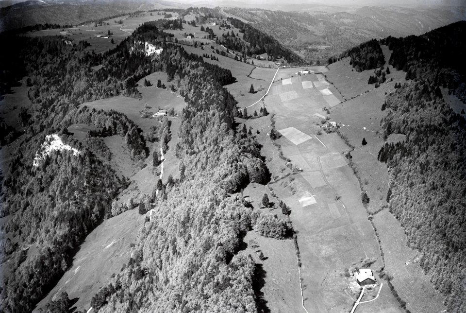 ETH-BIB-La Combe près Moutier, La plaine Joux v. O. aus 1000 m-Inlandflüge-LBS MH01-006032