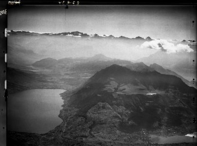 ETH-BIB-Küssnacht am Rigi, Zugersee, Seebodenalp, Vierwaldstättersee, Glarneralpen v. N. W. aus 300 m-Inlandflüge-LBS MH01-008005