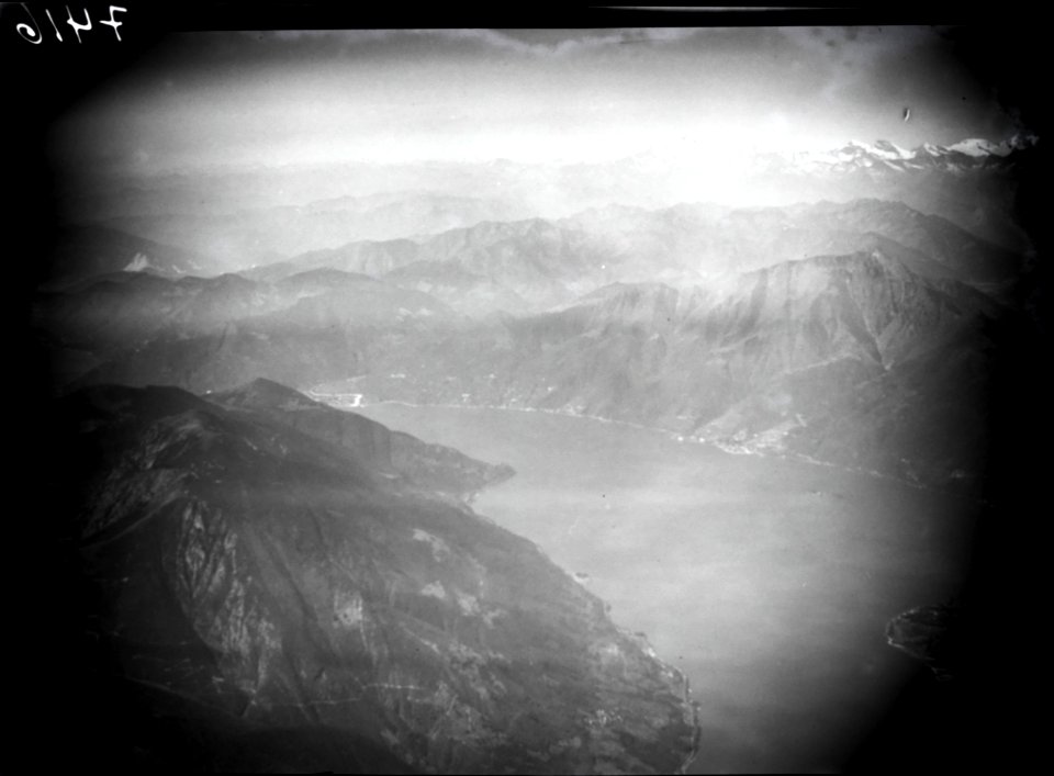 ETH-BIB-Lago Maggiore, Höhe Maggiadelta, Gambarogno, Blickrichtung West (W)-Inlandflüge-LBS MH01-007416