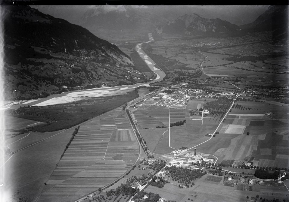 ETH-BIB-Landquart, Maienfeld, Fläscherberg, Luziensteig v. S. aus 600 m-Inlandflüge-LBS MH01-003880