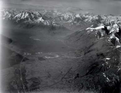ETH-BIB-Langensee, Locarno, Ebene von Magadino, Flückiger, Otto- Die Schweiz aus der Vogelschau. Erlenbach-Zürich - Eugen Rentsch, 1926, Abbildungs-Nr. xx, Gordola, Centovalli-Inlandflüge-LBS MH01-001347