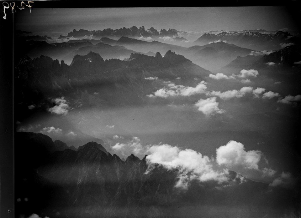 ETH-BIB-Laurinswand und Rosengartenspitze, Anflug von Nordosten (Dolomiten)-Inlandflüge-LBS MH01-007289