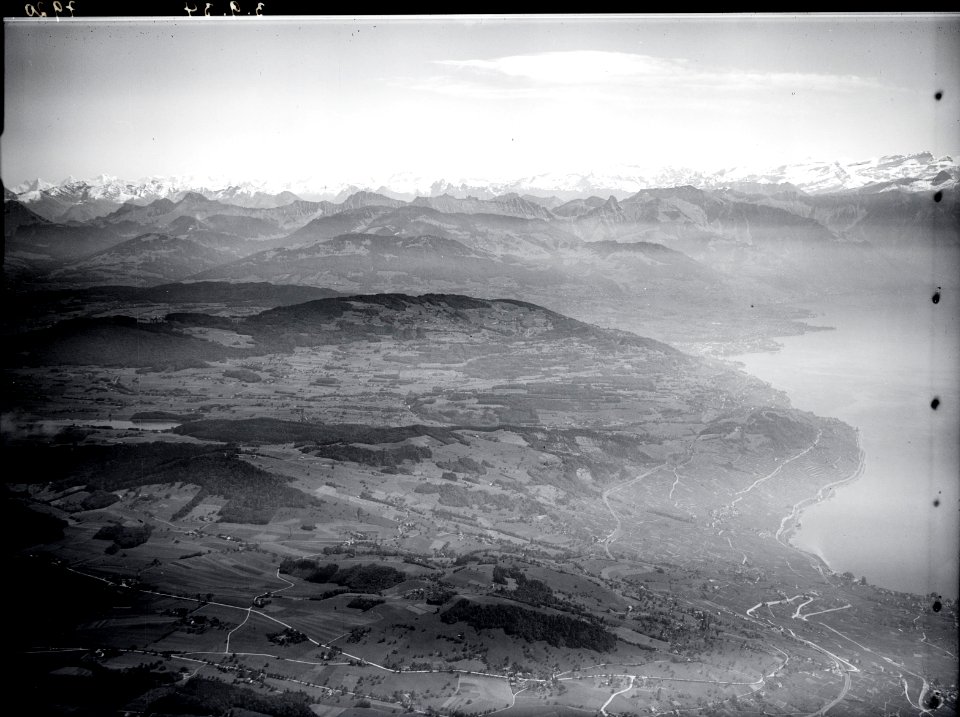 ETH-BIB-Lavaux, Lac de Bret (Puidoux), Vevey, Walliseralpen, Mont Pélerin, Genfersee, Montreux v. N. W. aus 2500 m-Inlandflüge-LBS MH01-007920