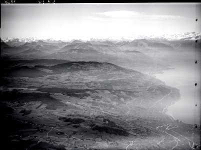 ETH-BIB-Lavaux, Lac de Bret (Puidoux), Vevey, Walliseralpen, Mont Pélerin, Genfersee, Montreux v. N. W. aus 2500 m-Inlandflüge-LBS MH01-007920