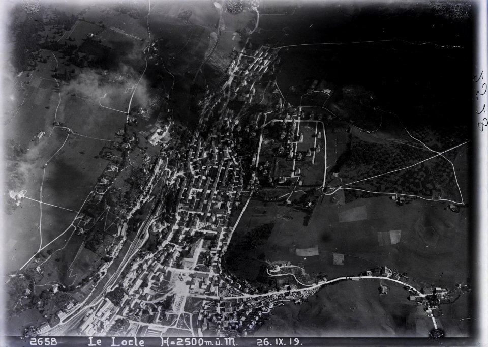 ETH-BIB-Le Locle, schmaler Siedlungsstreifen in der Talmulde aus 1000 m-Inlandflüge-LBS MH01-002528