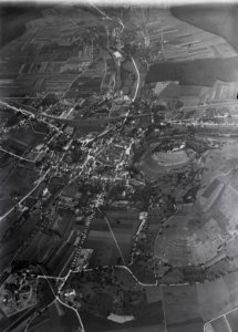 ETH-BIB-Lenzburg mit Schloss aus 800 m-Inlandflüge-LBS MH01-000820