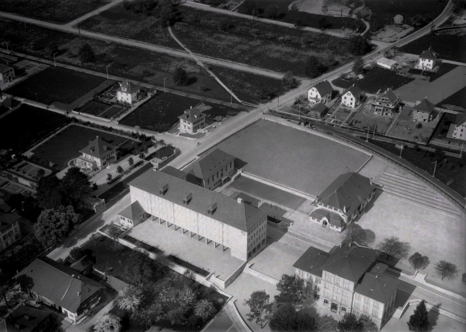 ETH-BIB-Lenzburg, Schulhaus Bleicherain (Mitte), Schulhaus Angelrain (rechts)-Inlandflüge-LBS MH03-1110