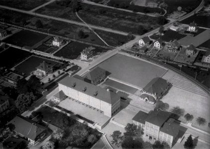 ETH-BIB-Lenzburg, Schulhaus Bleicherain (Mitte), Schulhaus Angelrain (rechts)-Inlandflüge-LBS MH03-1110