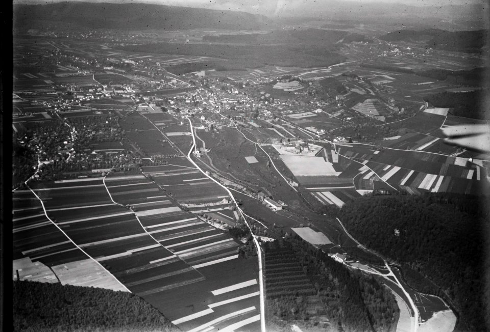 ETH-BIB-Lenzburg, Übersicht, Schloss v. W. aus 1000 m-Inlandflüge-LBS MH01-000516