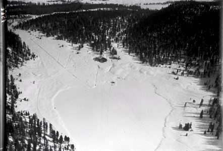 ETH-BIB-Lej da Statz-Statzersee (St. Moritz), vereister Bergsee mit Gasthaus v. W. aus 500 m-Inlandflüge-LBS MH01-001566