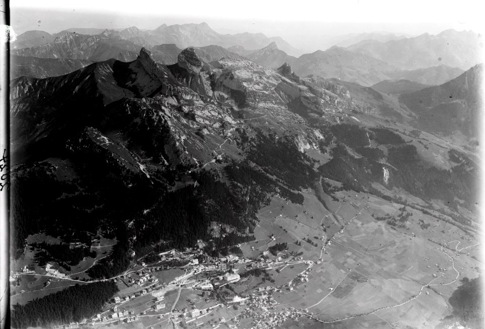 ETH-BIB-Leysin, Kolonie von Sanatorien am Fusse der Tour d'Aï, Tour de Mayen v. S. aus 3000 m-Inlandflüge-LBS MH01-002024