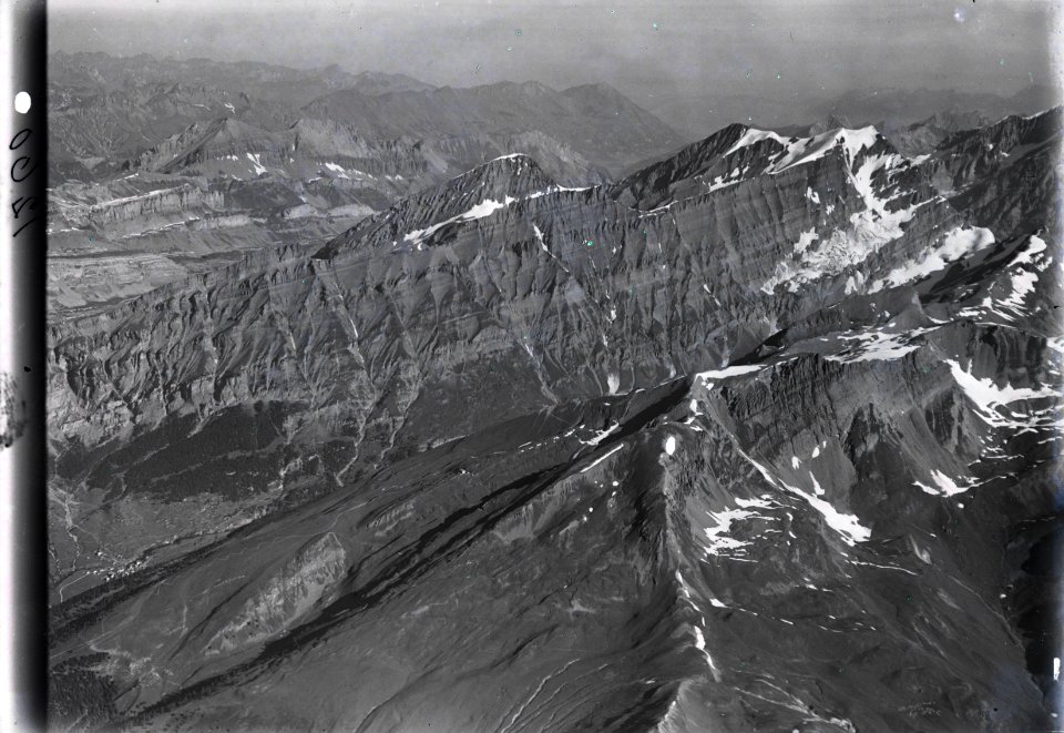 ETH-BIB-Leukerbad, Rinderhorn, im Vordergrund Torrentalp und Torrenthorn, Majinghorn, Daubenhorn v. S. aus 5000 m-Inlandflüge-LBS MH01-001260