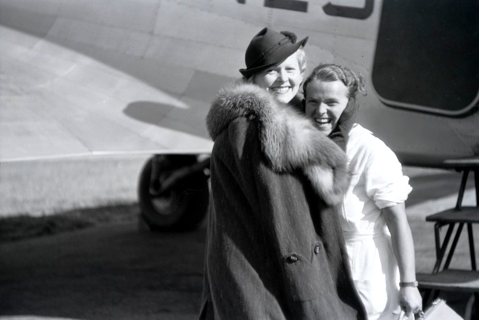 ETH-BIB-Liane Haid und Stewardess-Inlandflüge-LBS MH05-35-06