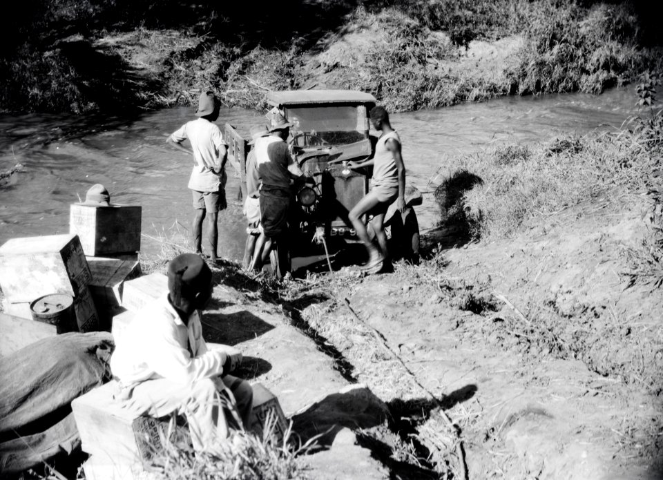 ETH-BIB-Lieferwagen wird aus dem Fluss gezogen-Kilimanjaroflug 1929-30-LBS MH02-07-0294