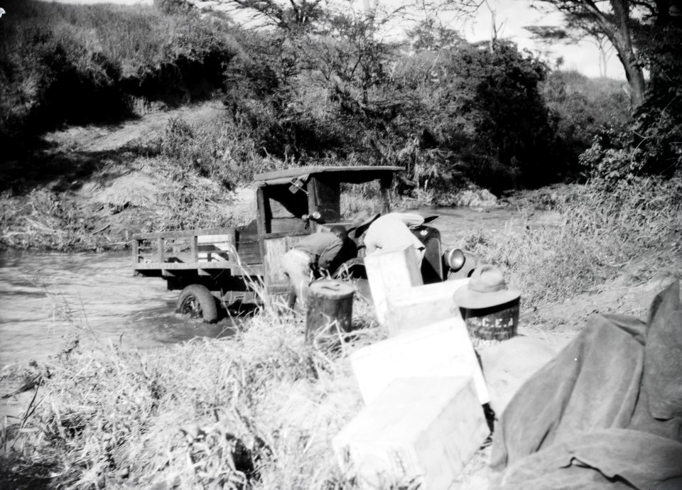 ETH-BIB-Lieferwagen im Fluss-Kilimanjaroflug 1929-30-LBS MH02-07-0292