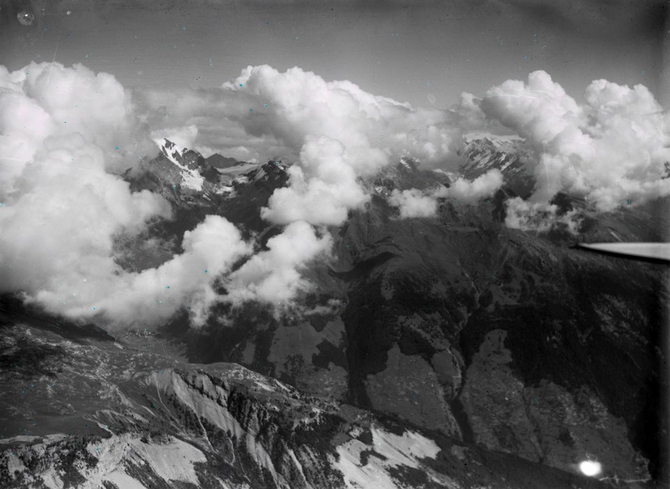 ETH-BIB-Leukerbad, Lötschental mit Wolken aus 4000 m-Inlandflüge-LBS MH01-000207