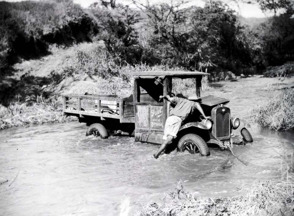 ETH-BIB-Lieferwagen im Fluss-Kilimanjaroflug 1929-30-LBS MH02-07-0290