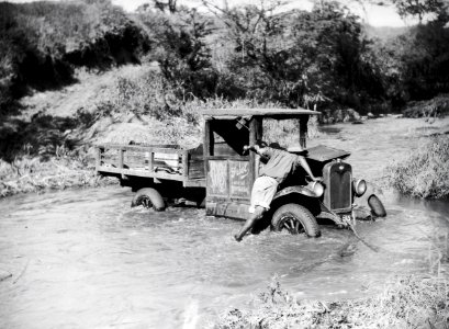 ETH-BIB-Lieferwagen im Fluss-Kilimanjaroflug 1929-30-LBS MH02-07-0290