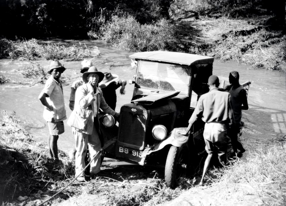 ETH-BIB-Lieferwagen wird aus dem Fluss gezogen-Kilimanjaroflug 1929-30-LBS MH02-07-0295
