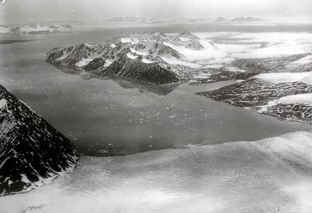 ETH-BIB-Lilliehöökgletscher mit Crossbai Huk und Prinz Karl Vorland von Norden aus 1600 m Höhe-Spitzbergenflug 1923-LBS MH02-01-0034