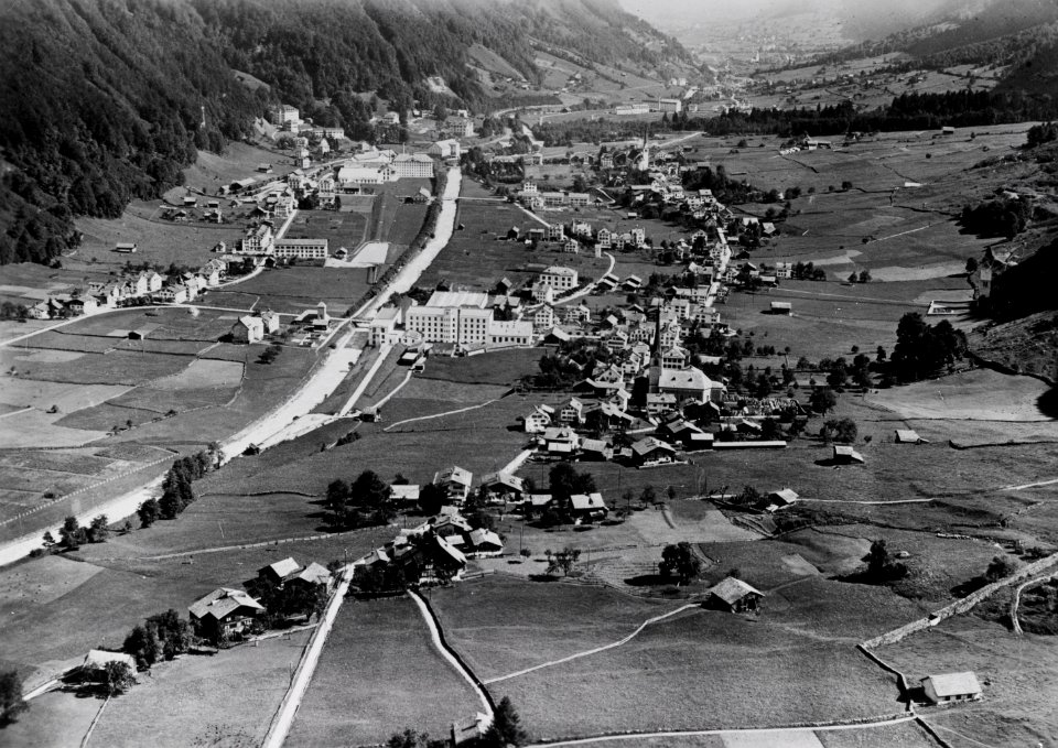 ETH-BIB-Linthal v. S. aus 300 m-Inlandflüge-LBS MH01-003496