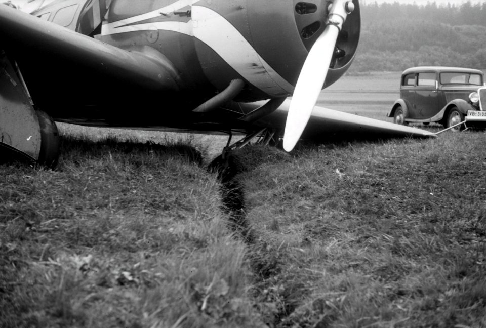 ETH-BIB-Lockheed Orion nach Landung auf Wiese-Weitere-LBS MH02-27-0005