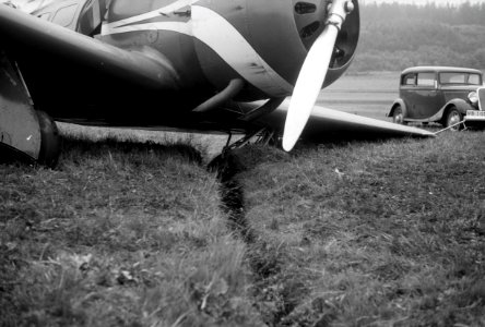 ETH-BIB-Lockheed Orion nach Landung auf Wiese-Weitere-LBS MH02-27-0005