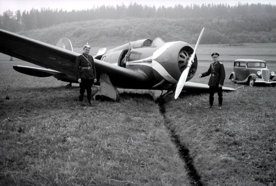 ETH-BIB-Lockheed Orion nach Landung auf Wiese-Weitere-LBS MH02-27-0006