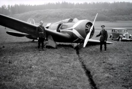 ETH-BIB-Lockheed Orion nach Landung auf Wiese-Weitere-LBS MH02-27-0006