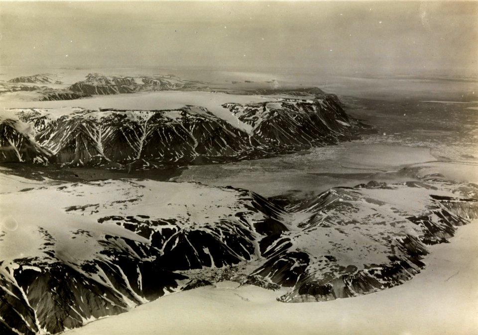 ETH-BIB-Lommebai mit Hinlopenstrasse-Andréeland von Süden aus 1800 m Höhe-Spitzbergenflug 1923-LBS MH02-01-0010-A