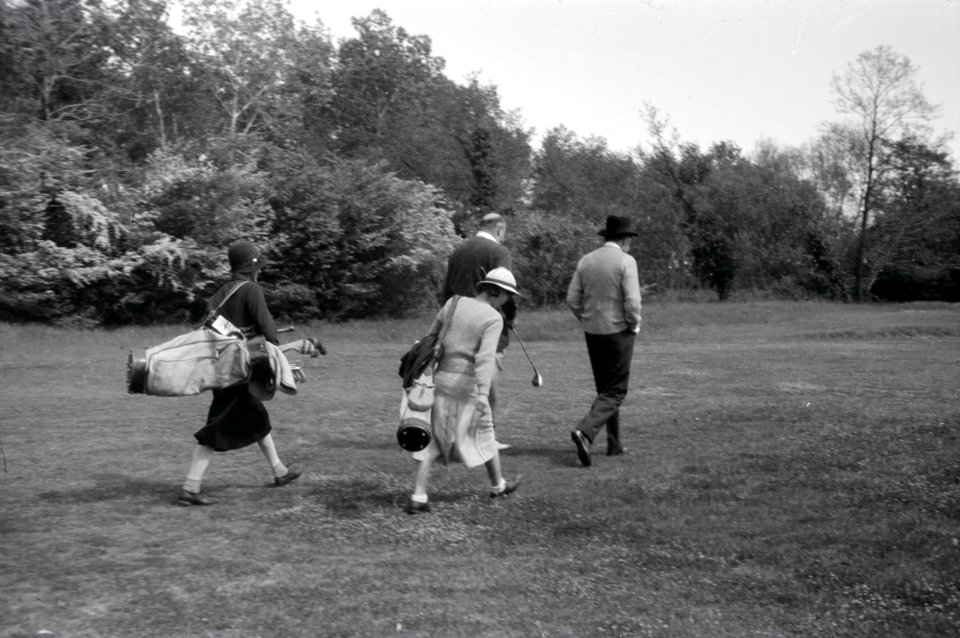 ETH-BIB-Lord Beaverbrook und Lord Castlerosse mit zwei Frauen beim Golf-Weitere-LBS MH02-47-0042