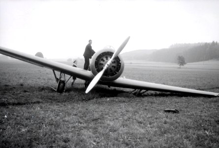 ETH-BIB-Lockheed Orion nach Landung auf Wiese-Weitere-LBS MH02-27-0008