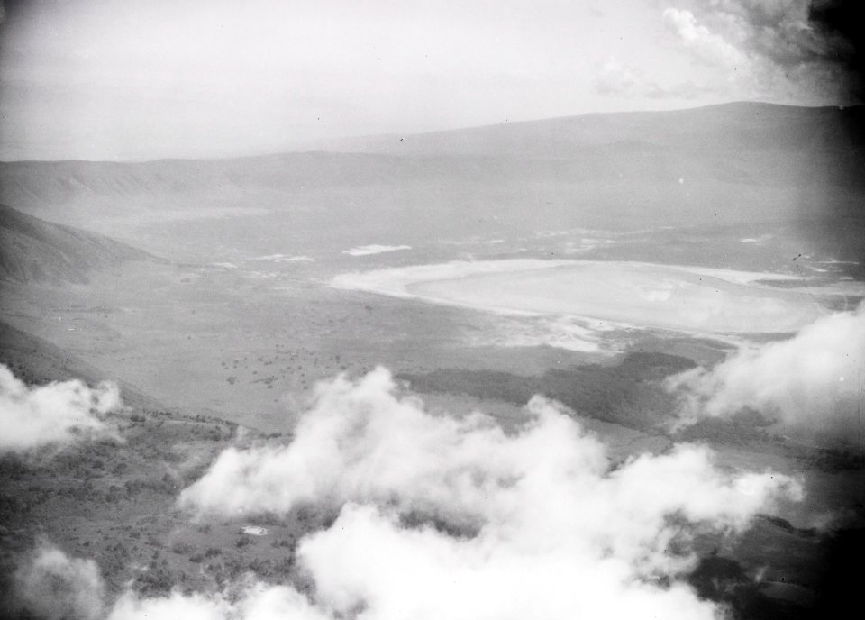 ETH-BIB-Luftbild eines Berglandes mit See in Afrika-Kilimanjaroflug 1929-30-LBS MH02-07-0230