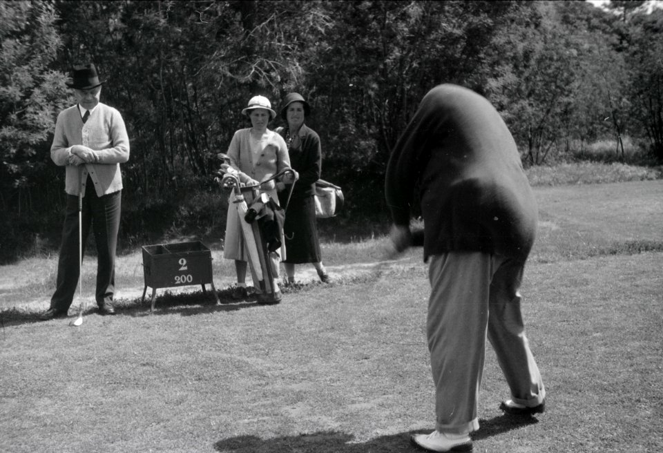 ETH-BIB-Lord Beaverbrook und Lord Castlerosse mit zwei Frauen beim Golf-Weitere-LBS MH02-47-0034