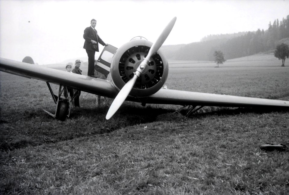 ETH-BIB-Lockheed Orion nach Landung auf Wiese-Weitere-LBS MH02-27-0007