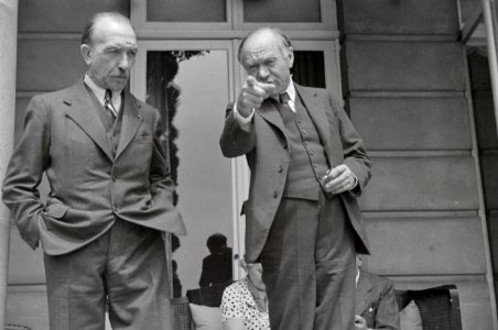 ETH-BIB-Lord Beaverbrook zusammen mit einem Mann vor dem Landgut Cherkley Court-Weitere-LBS MH02-47-0018