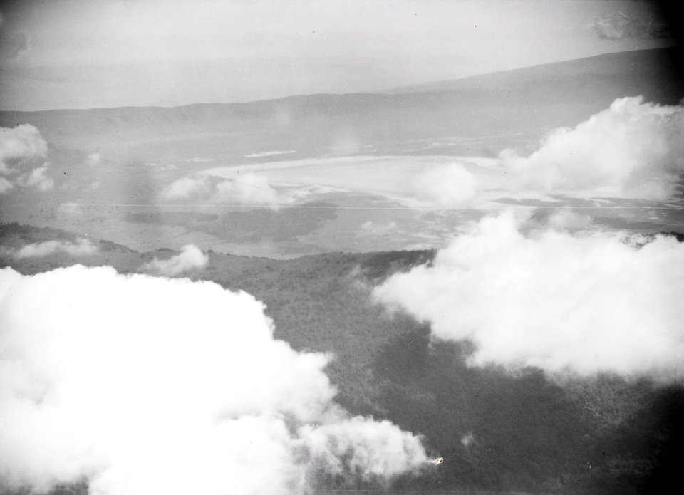 ETH-BIB-Luftbild eines Berglandes mit See-Kilimanjaroflug 1929-30-LBS MH02-07-0233