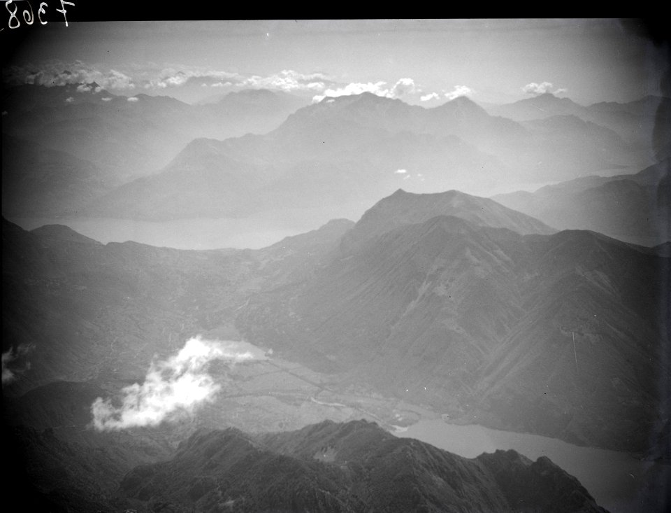 ETH-BIB-Luganersee mit Porlezza (I) und Menaggio, Comersee, Blickrichtung Ost-Süd-Ost (ESE)-Inlandflüge-LBS MH01-007368