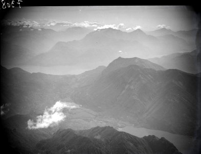 ETH-BIB-Luganersee mit Porlezza (I) und Menaggio, Comersee, Blickrichtung Ost-Süd-Ost (ESE)-Inlandflüge-LBS MH01-007368