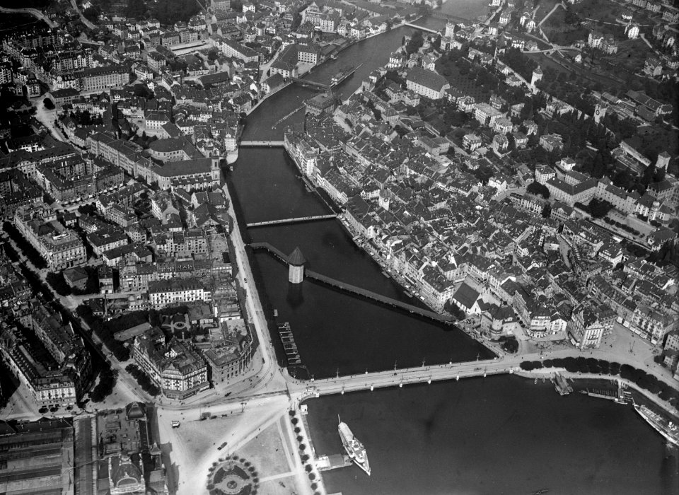 ETH-BIB-Luzern, Bahnhofplatz, Altstadt, Museggtürme, Kapellbrücke-Inlandflüge-LBS MH01-000241