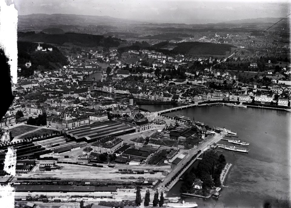 ETH-BIB-Luzern, Kapellbrücke, Bahnhof, Festhalle aus 100 m-Inlandflüge-LBS MH01-001753