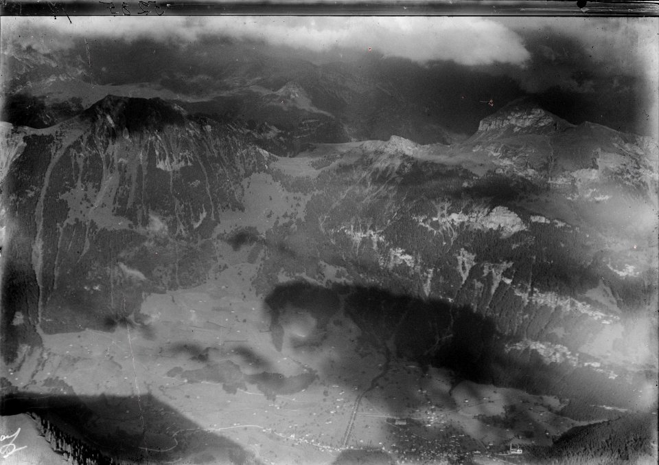 ETH-BIB-Lungern, Schinberg, Güpfi, Gibel, Wolkenschatten aus 2300 m-Inlandflüge-LBS MH01-005285