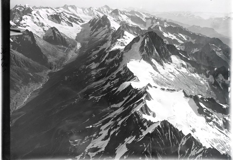 ETH-BIB-Lötschental, Bietschhorn, Finsteraarhorn v. S. W. aus 5000 m-Inlandflüge-LBS MH01-001244